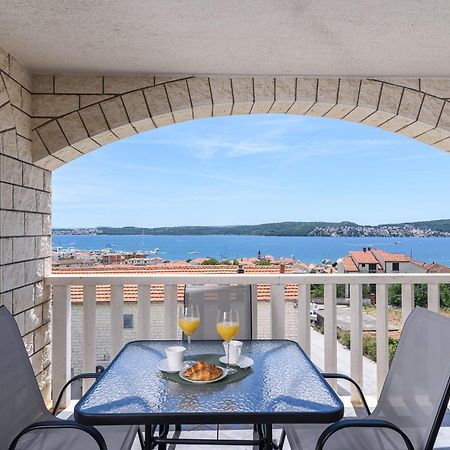 Apartments Eva Трогир Екстериор снимка