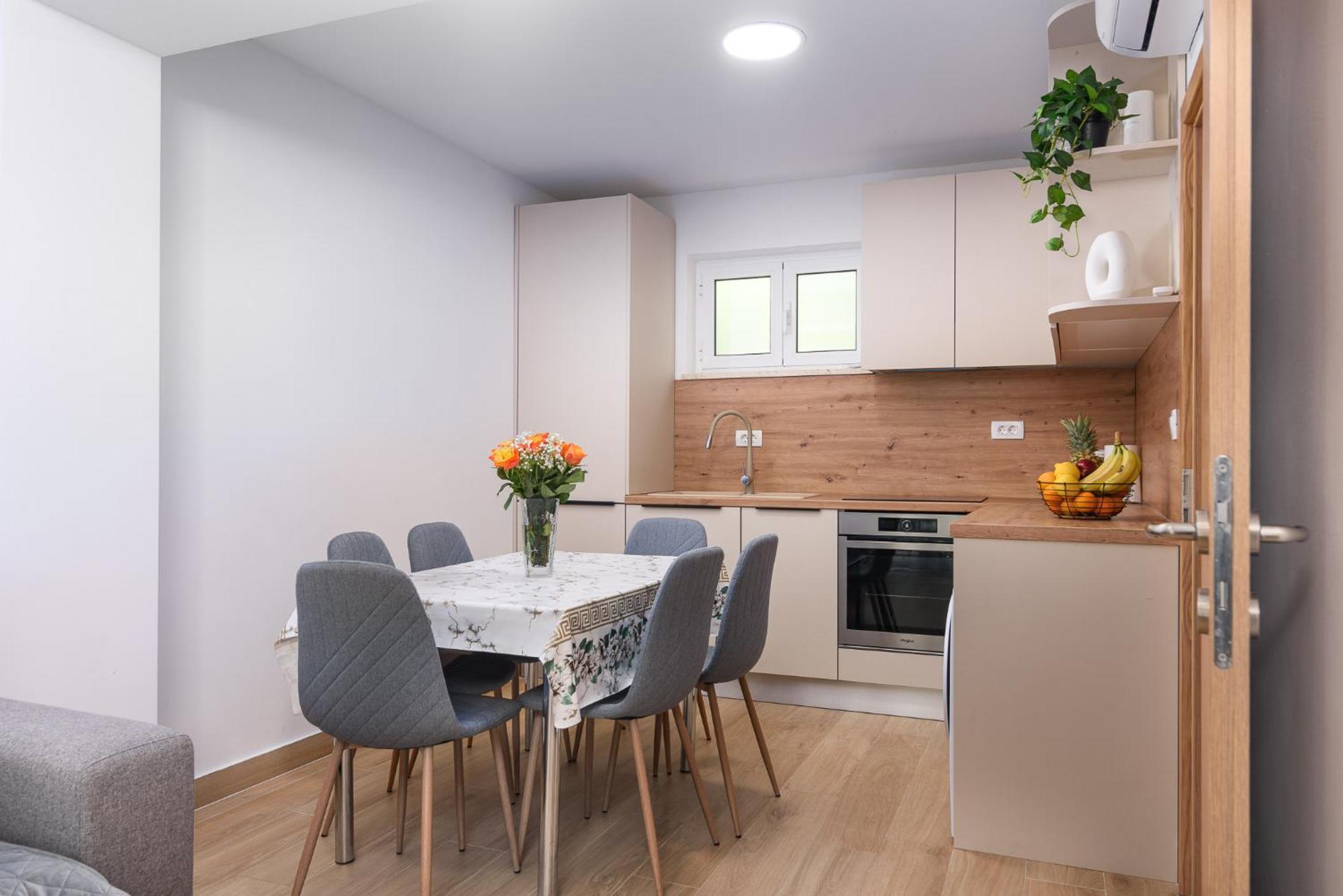 Apartments Eva Трогир Екстериор снимка