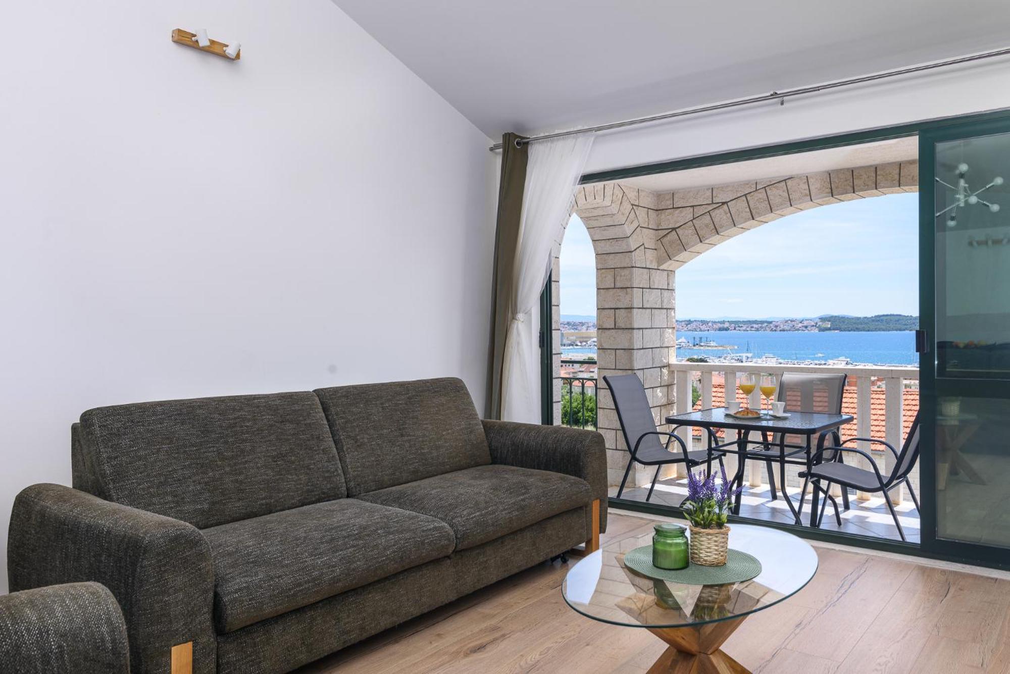 Apartments Eva Трогир Екстериор снимка