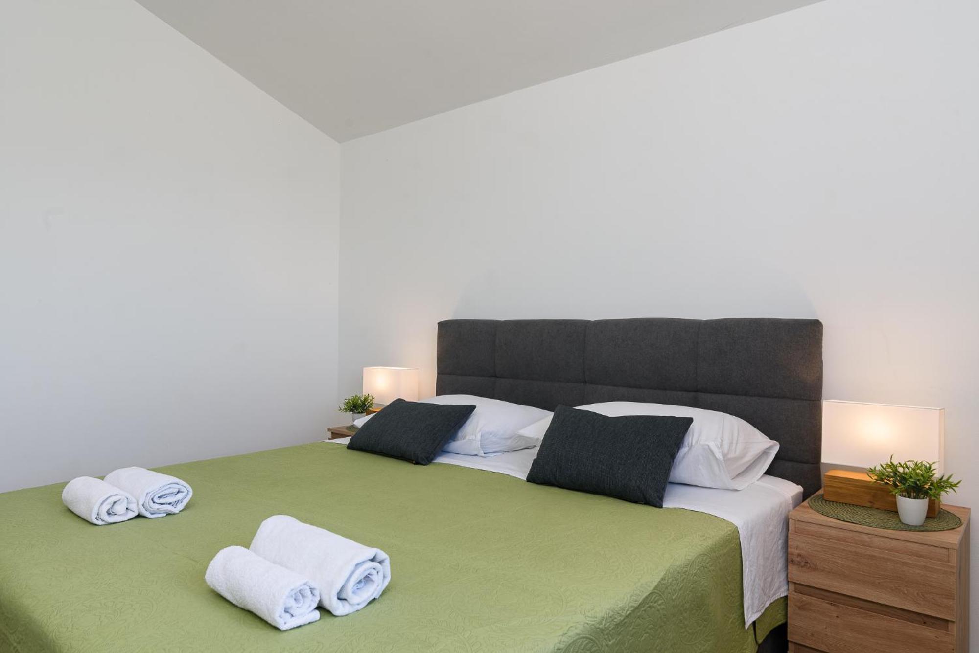 Apartments Eva Трогир Екстериор снимка