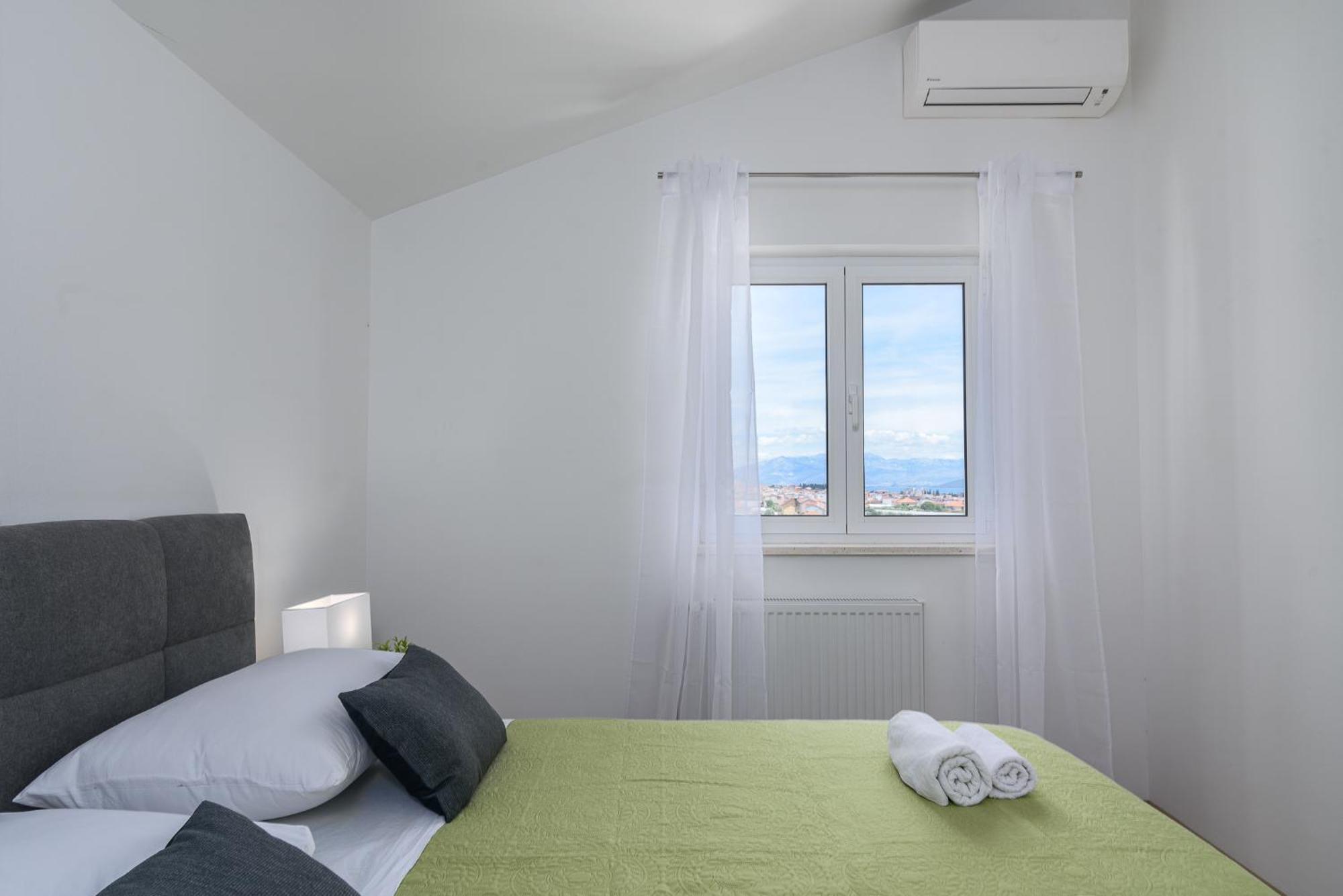 Apartments Eva Трогир Екстериор снимка