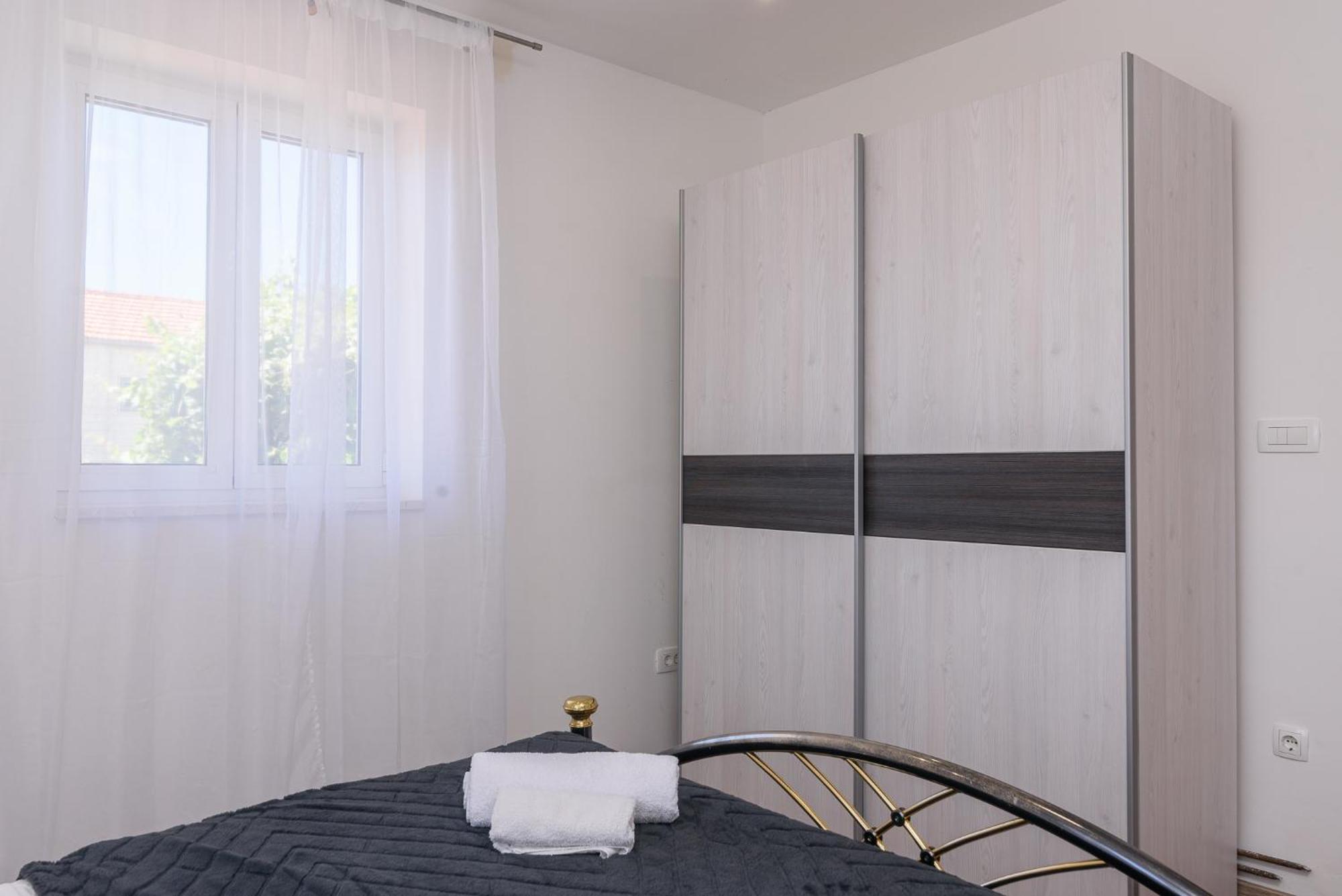 Apartments Eva Трогир Екстериор снимка