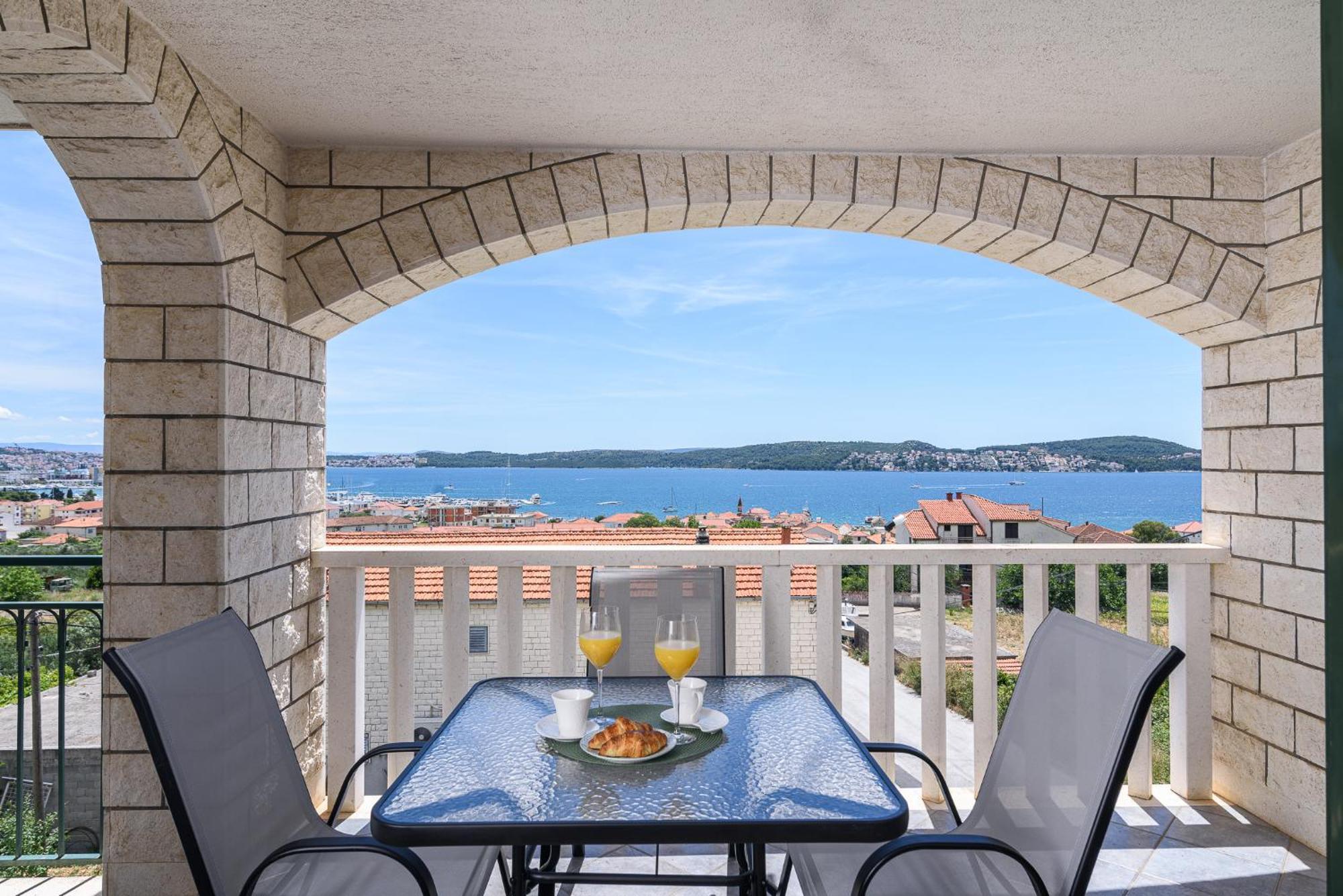 Apartments Eva Трогир Екстериор снимка