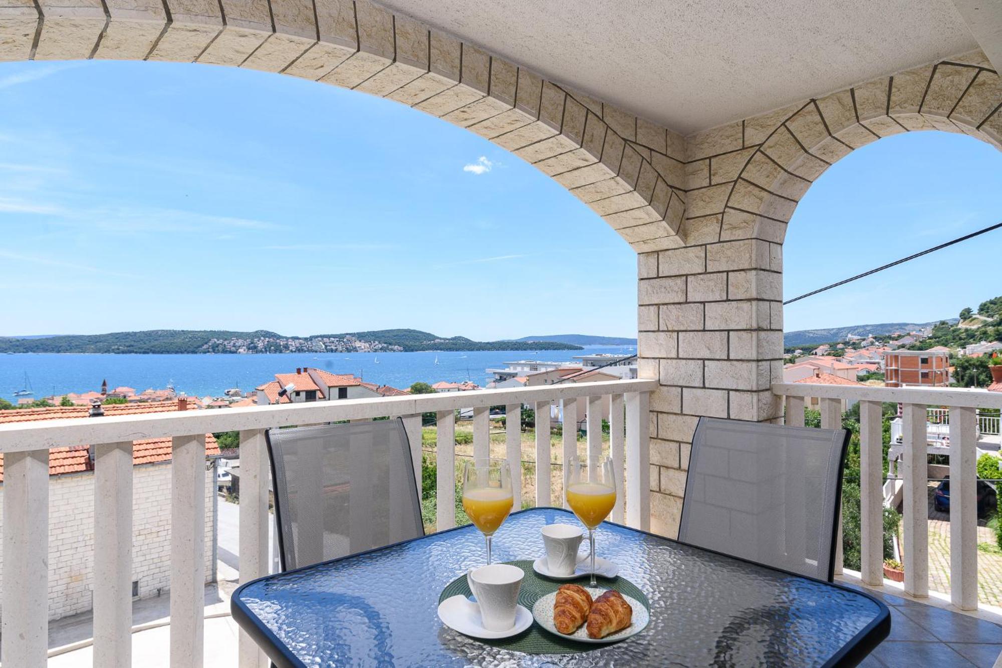 Apartments Eva Трогир Екстериор снимка