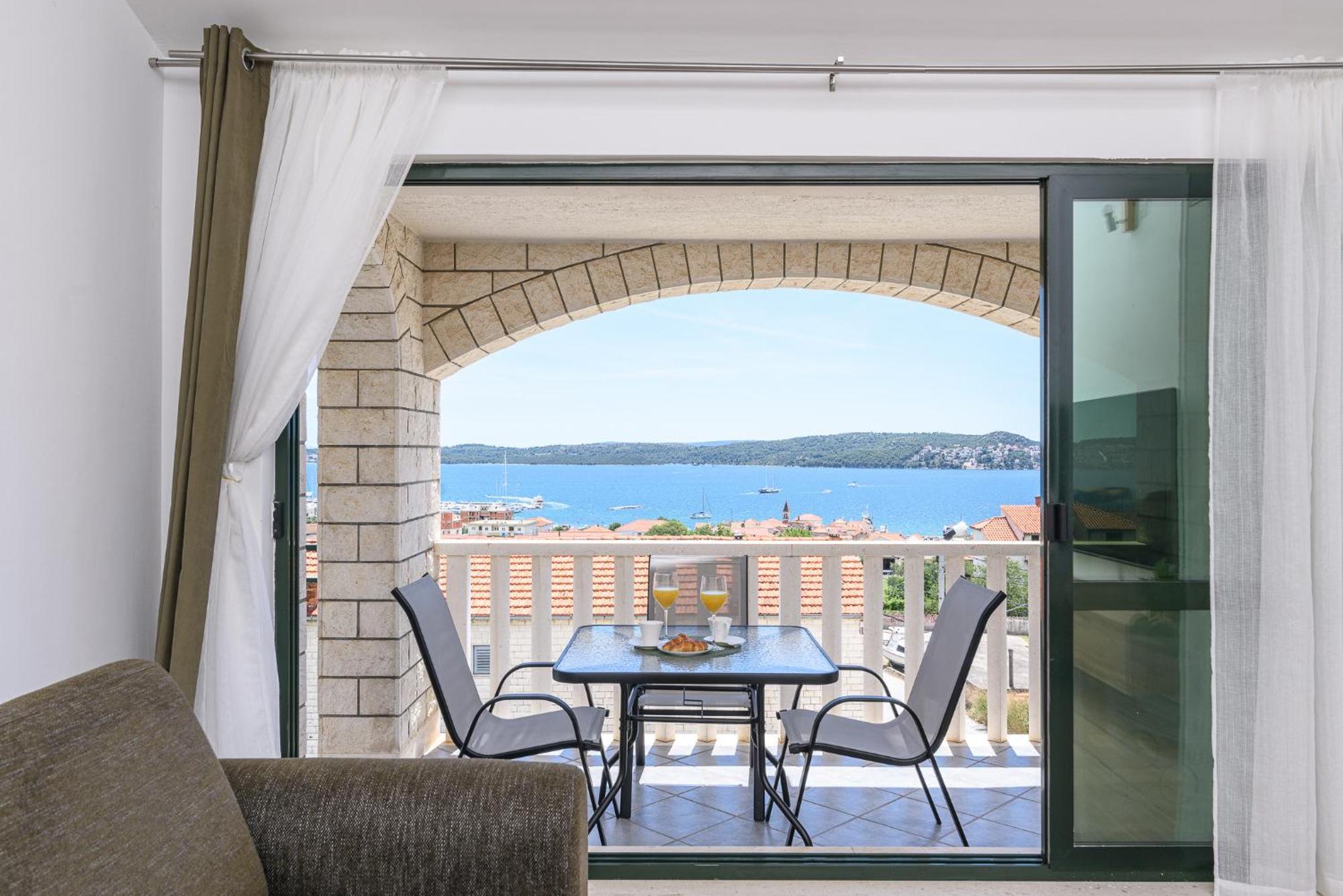 Apartments Eva Трогир Екстериор снимка