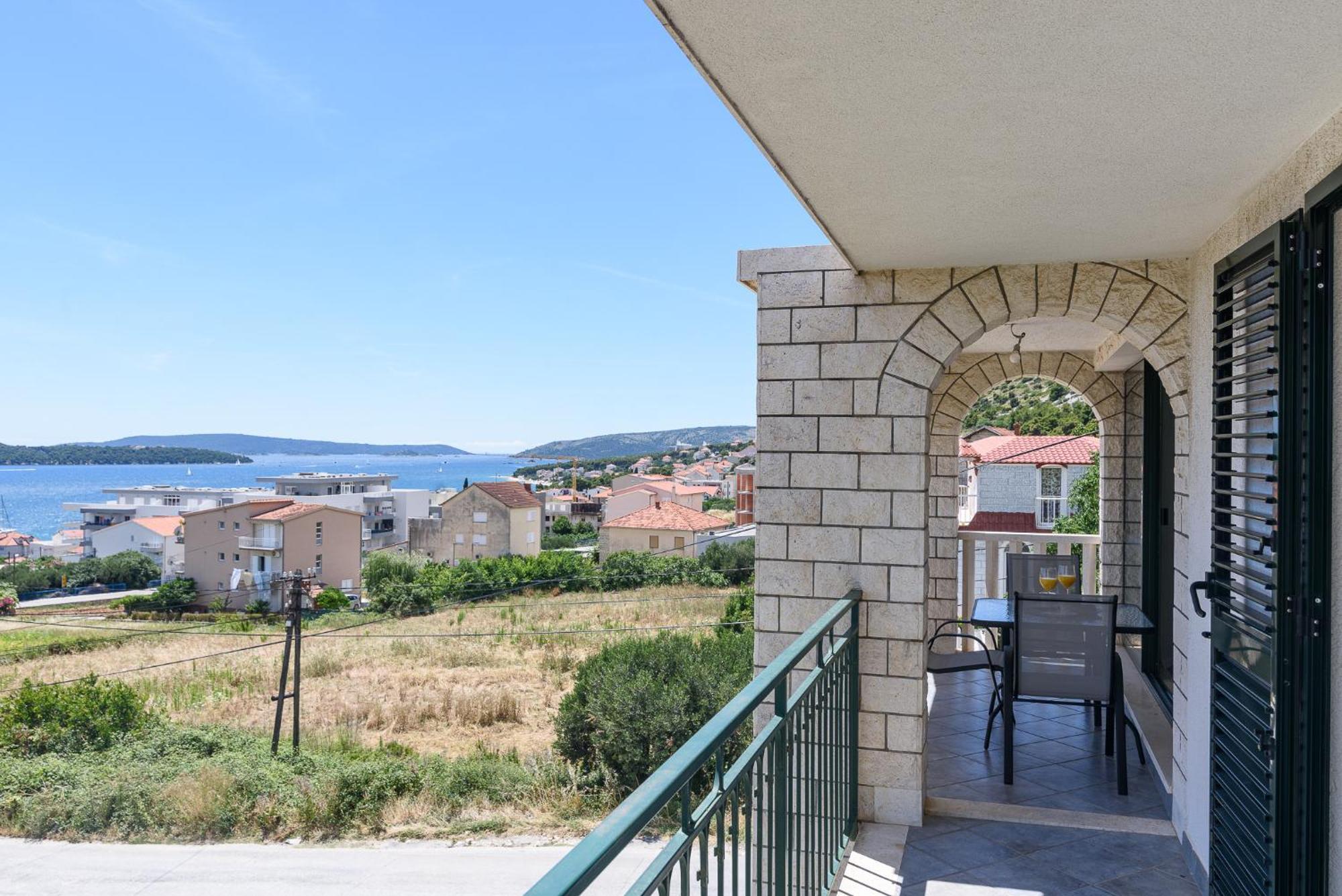 Apartments Eva Трогир Екстериор снимка