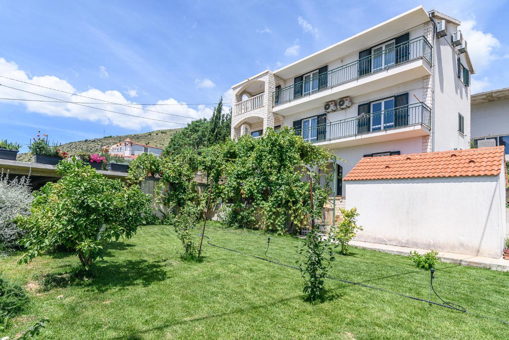 Apartments Eva Трогир Екстериор снимка
