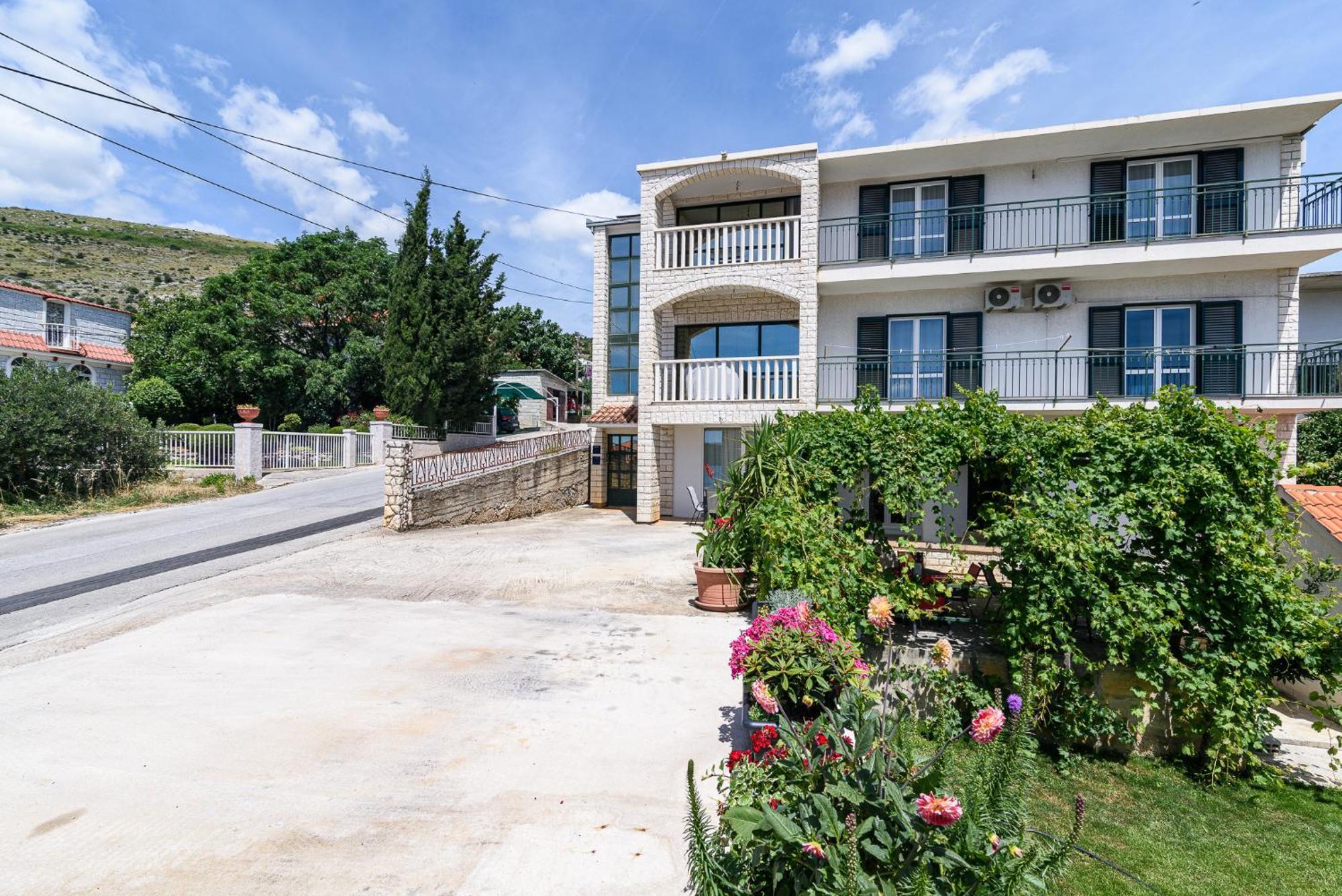 Apartments Eva Трогир Екстериор снимка